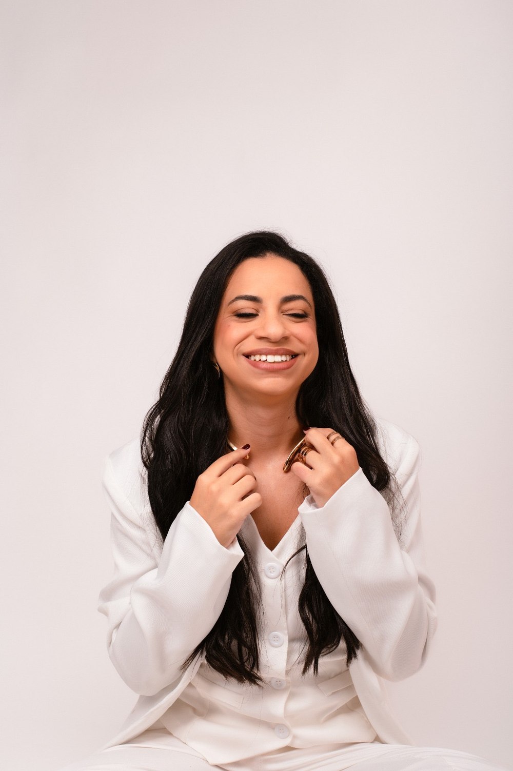 Larissa Rezende sorrindo em fotografia profissional