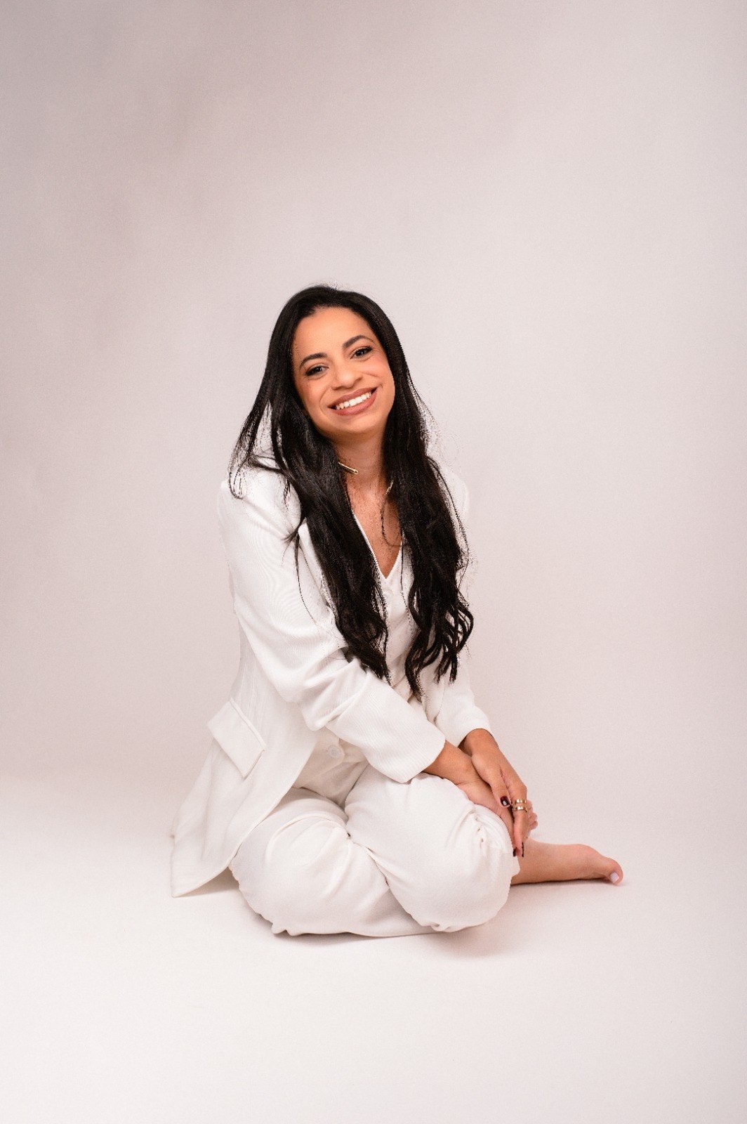 Larissa Rezende, psicóloga clínica, sorrindo em fotografia profissional